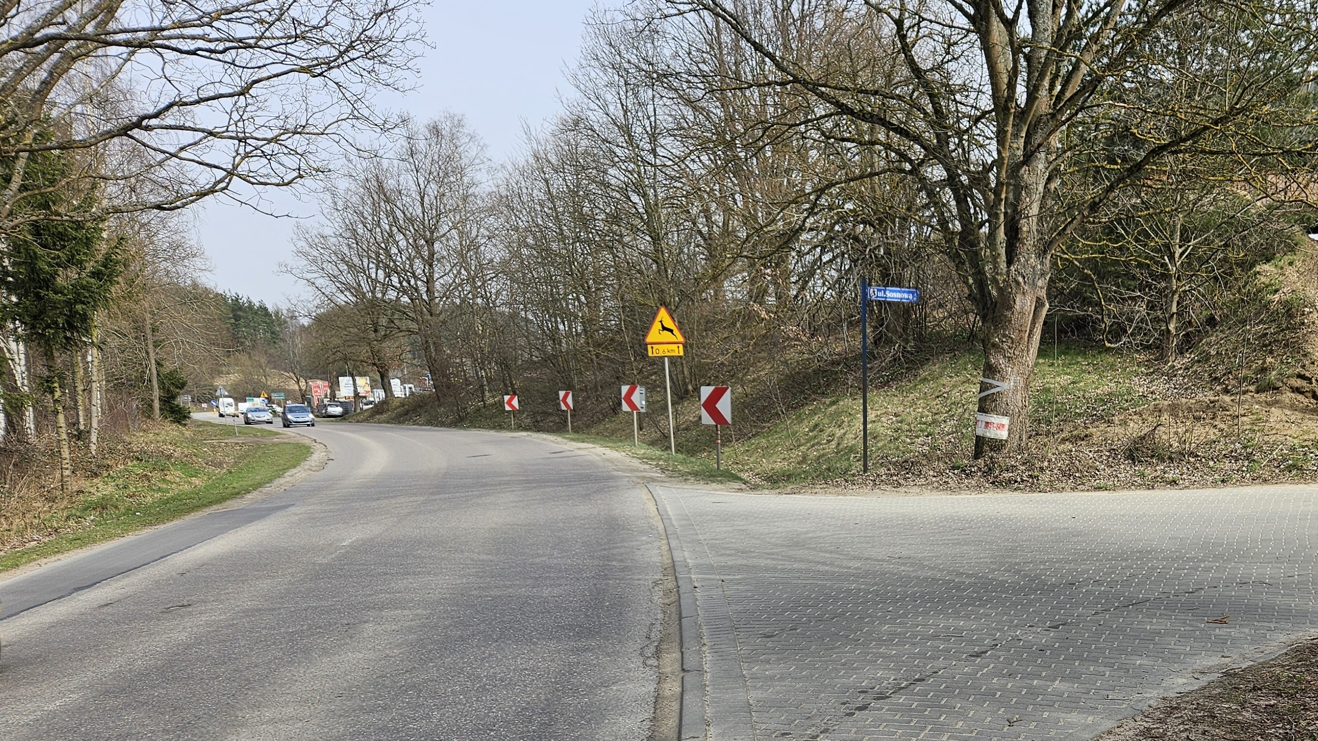 Droga wojewódzka nr 224 w Kobysewie na skrzyżowaniu z ul. Sosnową