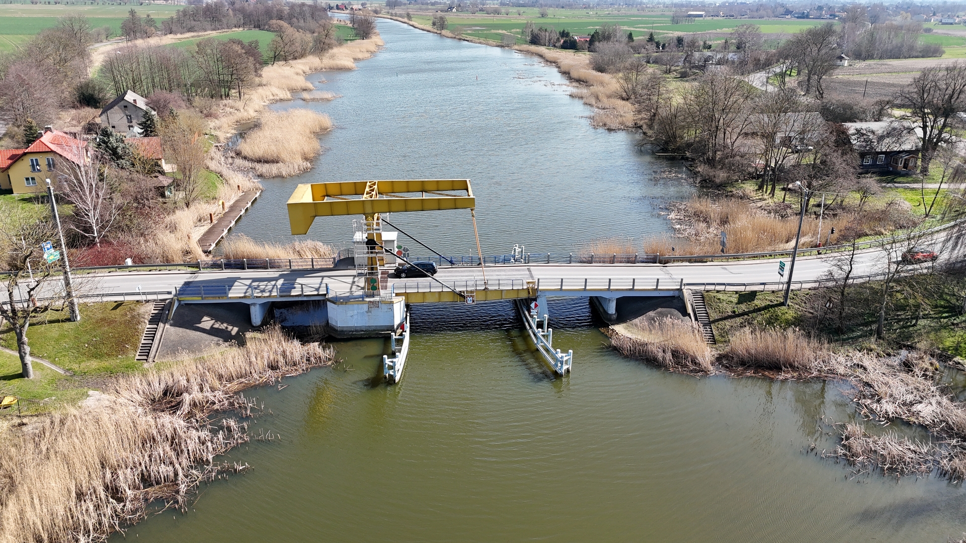 Most zwodzony na Szkarpawie w Rybinie na DW502